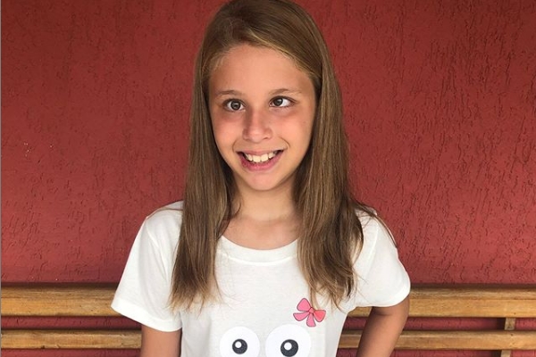 Menina de Gaspar arrecada dinheiro e espera abertura das fronteiras para cirurgia na Tailndia