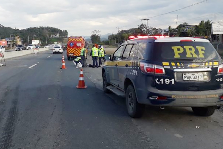 Homem de 43 anos morre atropelado por caminho na BR-470, em Gaspar