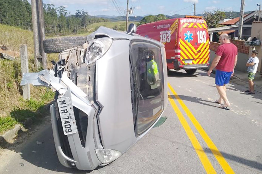 Veculo capota no bairro Figueira, em Gaspar