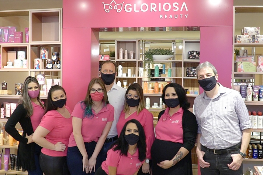 Gloriosa Cosmticos abre nova loja com caf e salo de beleza em Gaspar