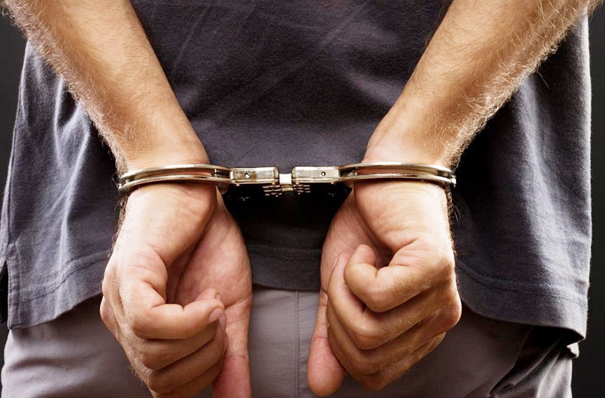 Homem com mandado de prisão em aberto é preso no bairro Coloninha ...