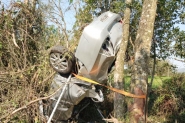 Carro colide contra rvores e uma pessoa morre na BR-470, em Ilhota