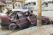 Carro fica totalmente destrudo aps colidir contra poste no bairro Santa Terezinha