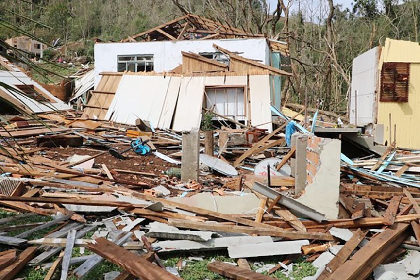 Cidades de SC decretam emergncia aps tornados