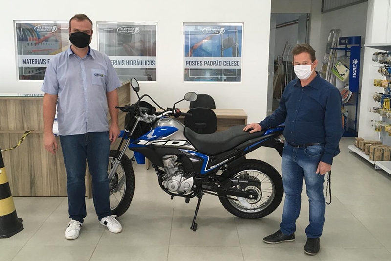 CDL de Gaspar entrega moto 0km para ganhador de sorteio