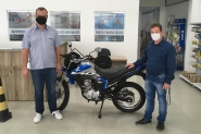 CDL de Gaspar entrega moto 0km para ganhador de sorteio
