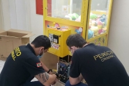 Percia identifica fraude em mquina de bicho de pelcia em Joinville