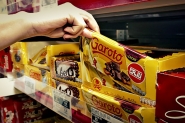 Homem  pego roubando sete barras de chocolate em mercado de Gaspar