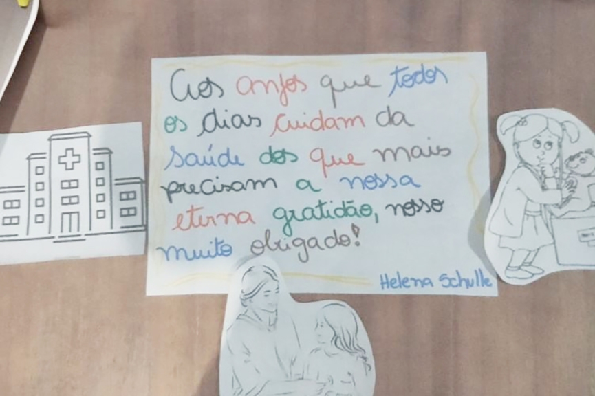 Crianas fazem desenhos e mensagens aos profissionais do Hospital de Gaspar