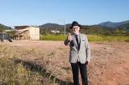 Paca doa terrenos para leilo em favor dos profissionais da sade