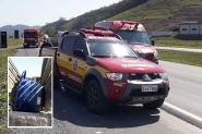Tampa de caixa dgua voa de carretinha e provoca acidente na BR-470, em Gaspar