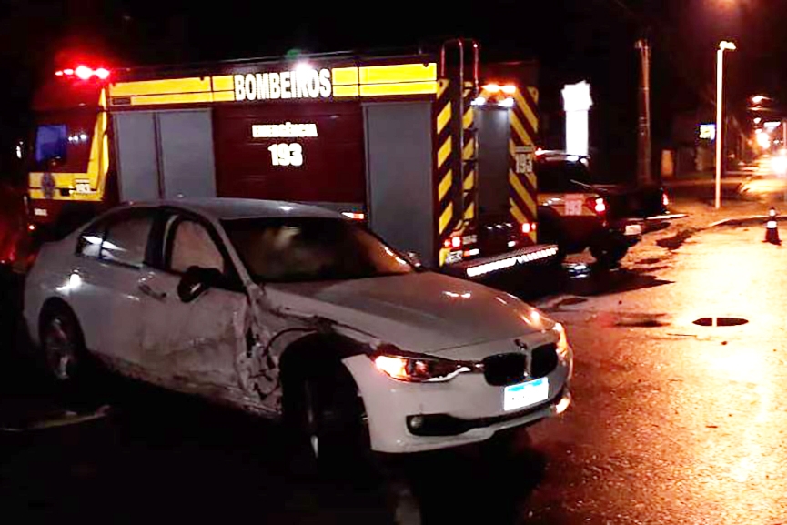 Motorista perde controle de carro e bate em poste no bairro Bela Vista, em Gaspar