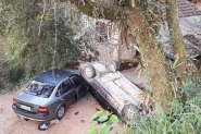 Veculo capota e cai em ptio de residncia no bairro Bateias, em Gaspar