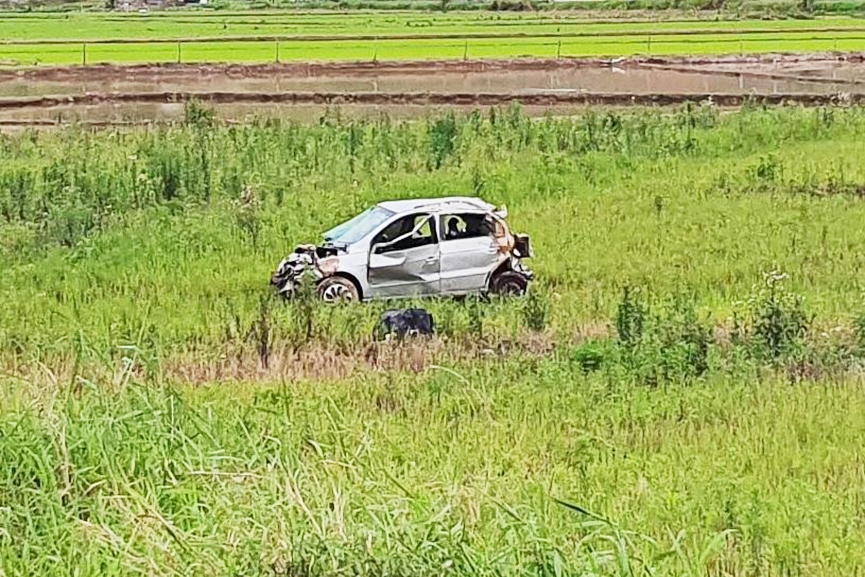 Duas pessoas so ejetadas de carro em grave acidente na divisa entre Gaspar e Ilhota