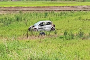 Duas pessoas so ejetadas de carro em grave acidente na divisa entre Gaspar e Ilhota