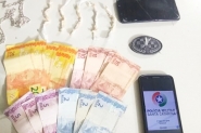 Mulher tenta fugir da polícia, pula muro e é presa com 30 pedras de crack em Gaspar