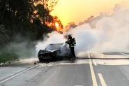 Carro  destrudo por incndio em acidente na BR-470, em Ilhota
