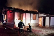 Bombeiros de Gaspar controlam incndio em residncia no bairro Belchior Baixo