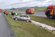 Coliso seguida de capotamento deixa dois feridos na BR-470, entre Gaspar e Ilhota
