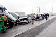 Engavetamento entre quatro carros e um caminho interdita BR-101, em BC