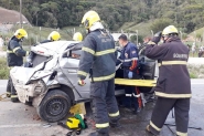 Capotamento na BR-470 deixa homem, mulher e criana feridos em Gaspar