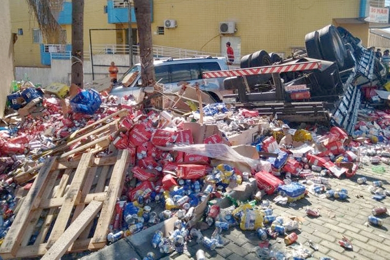 Caminho carregado de cerveja tomba e carga  saqueada em Bombinhas