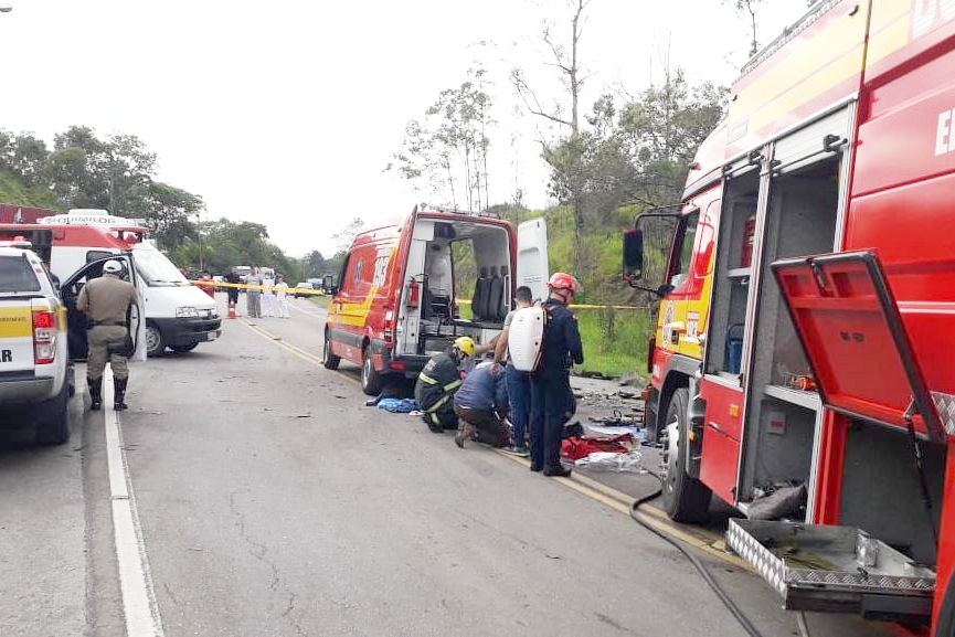 Coliso frontal deixa duas pessoas feridas no bairro Barraco, em Gaspar