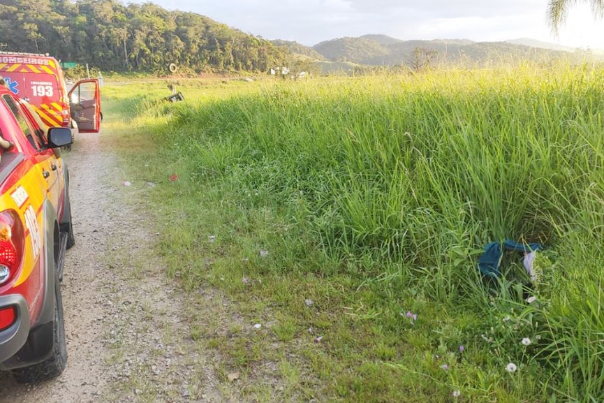 Motorista foge após atropelar e matar mulher no bairro Margem Esquerda, em Gaspar