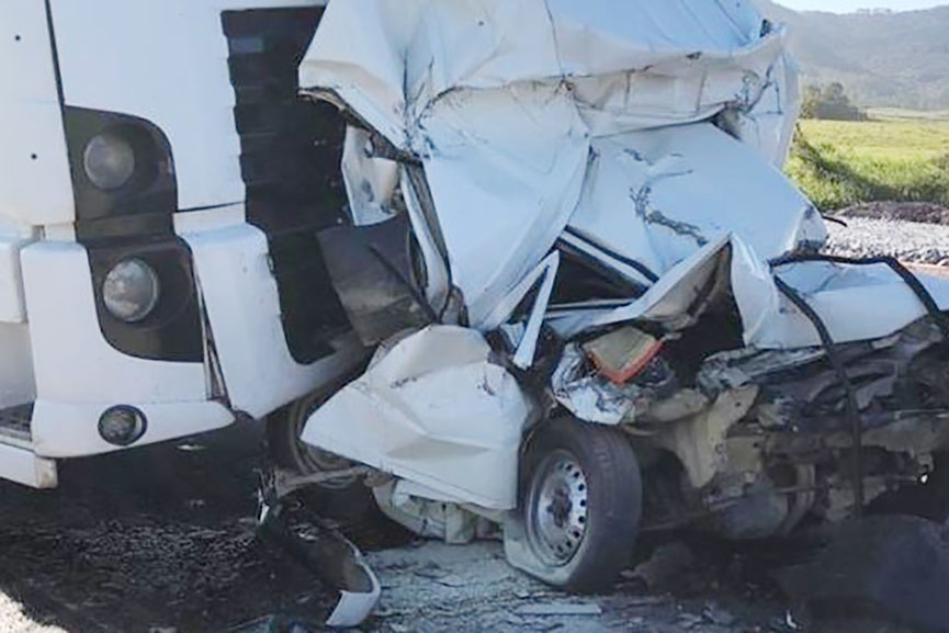 Duas pessoas morrem em acidente entre caminhão, carro e moto na BR-470, em Ilhota