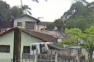 Caminho desgovernado atinge casa em So Francisco do Sul