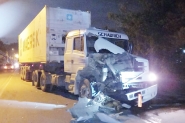 Carro e caminho batem e acidente resulta em coliso traseira entre carretas em Ilhota