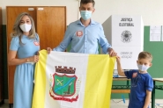 Candidato Kleber Wan-Dall vota na Escola Frei Godofredo, no bairro Sete de Setembro