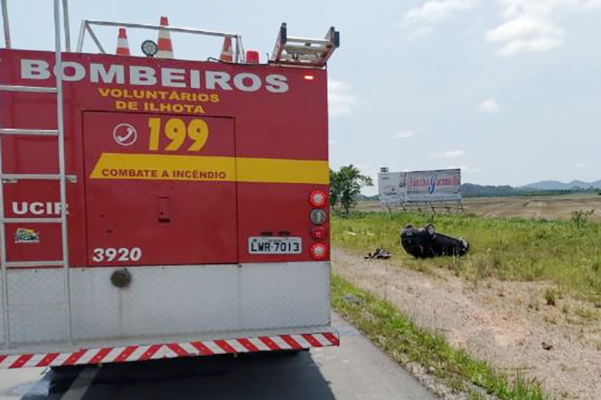 Carro com dois adultos e uma criança capota na BR-470, em Ilhota