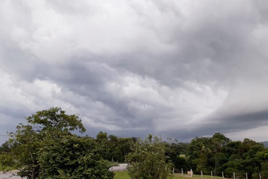Previsão indica temporal com rajadas de vento e descargas elétricas em Gaspar
