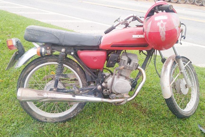Mulher colide moto contra placa e fica ferida em Gaspar