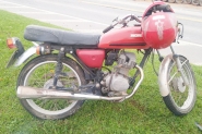 Mulher colide moto contra placa e fica ferida em Gaspar