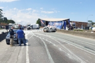 Batida entre carreta, carros e utilitrio deixa trnsito interditado na BR-101, em Piarras
