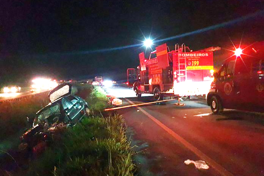 Acidente entre carro e duas motos deixa trs feridos na BR-470, em Ilhota