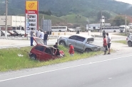 Homem fica preso s ferragens em acidente na BR-470, Gaspar