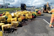 Carga de cerveja cada sobre a rodovia interdita BR-101, em Itaja