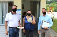 Sintraspug presenteia servidores de Gaspar com cesta de Natal