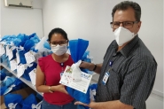 Profissionais do Hospital de Gaspar recebem cesta de Natal