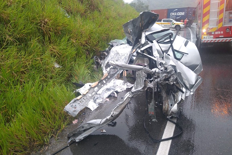 Acidente entre carro e caminho mata quatro pessoas no Norte de SC