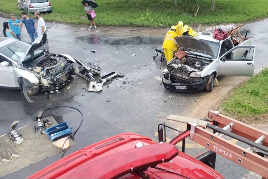 Acidente no trevo de acesso  ponte de Ilhota deixa homem ferido