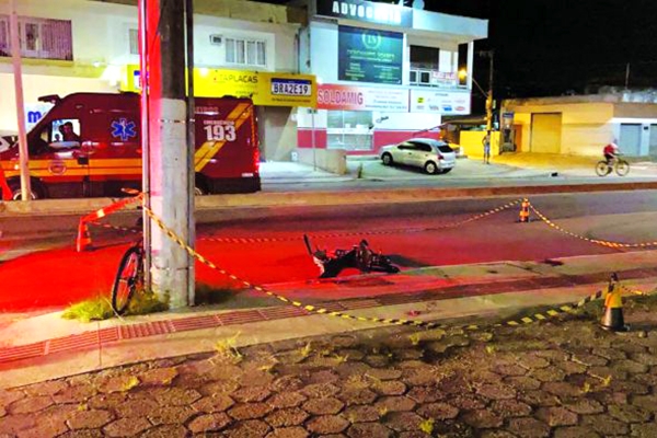 Menino cai de bicicleta com o pai e morre atropelado por nibus em Itaja