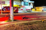 Menino cai de bicicleta com o pai e morre atropelado por nibus em Itaja
