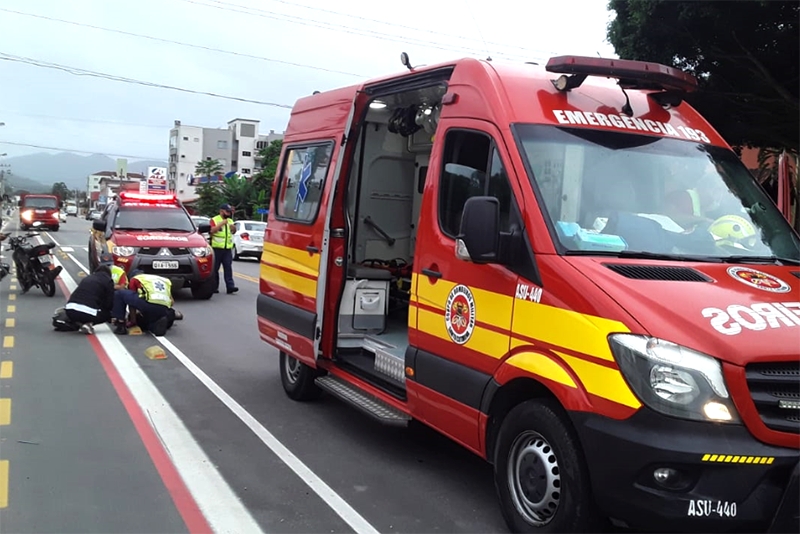 Quinta-feira comea com acidente de trnsito na rua Itaja, em Gaspar
