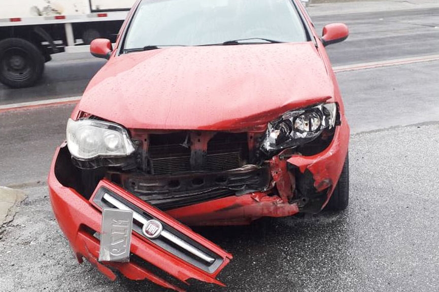 Coliso entre carros deixa mulher ferida no bairro Bela Vista, em Gaspar