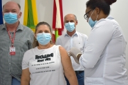Ilhota inicia vacinao contra o Covid-19 imunizando tcnica em enfermagem