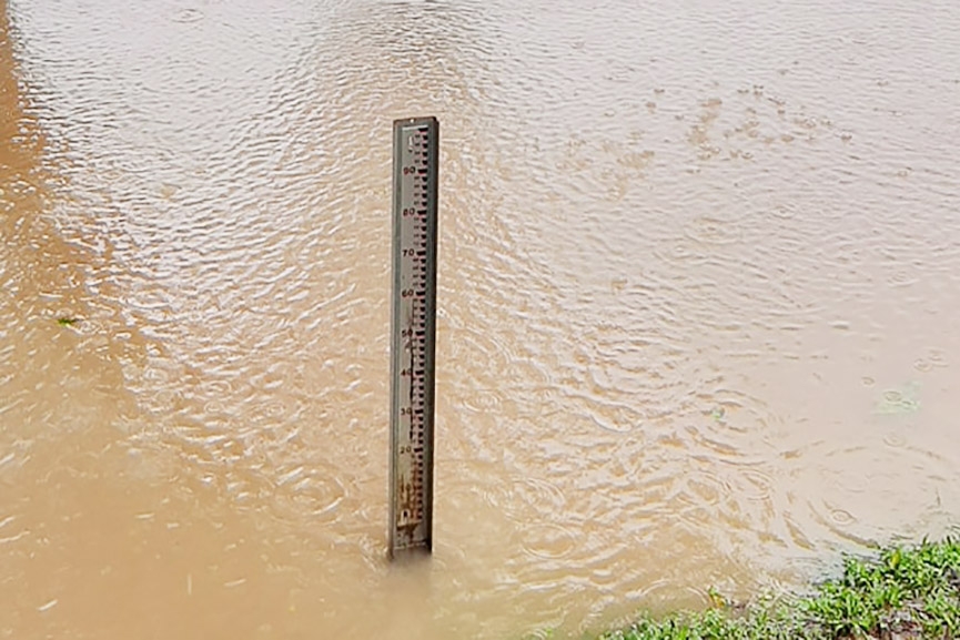 Rio passa dos 4 metros acima do nvel normal e Gaspar entra em 'estado de alerta'